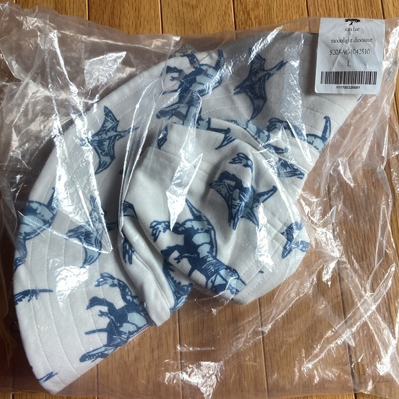 NWT Kate Quinn dinosaur hat - Picture 5 of 5